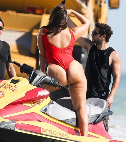 0 Ashley Graham bum in swimsuit 851104.jpeg