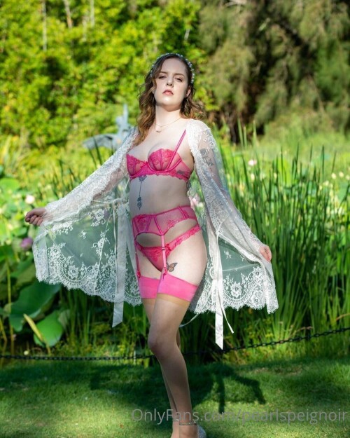 pearlspeignoir / Pale Petite Pearl Nude Leaked Onlyfans Photo