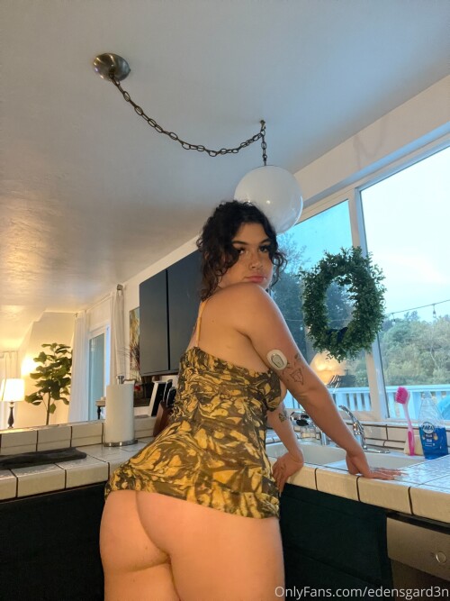 Edensgard3n / sativashortie / diabeticoochie Nude Leaked Onlyfans Photo Edensgard3n / sativashortie / diabeticoochie Nude Leaked Onlyfans Photo