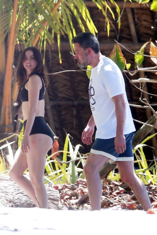 Ana-de-Armas-Ben-Affleck-1-Costa-Rica-8.3.2020.md.jpg