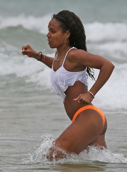 Jada-Pinkett-Smith-Bikini-candids-on-vacation-in-Hawaii-031-10.jpg
