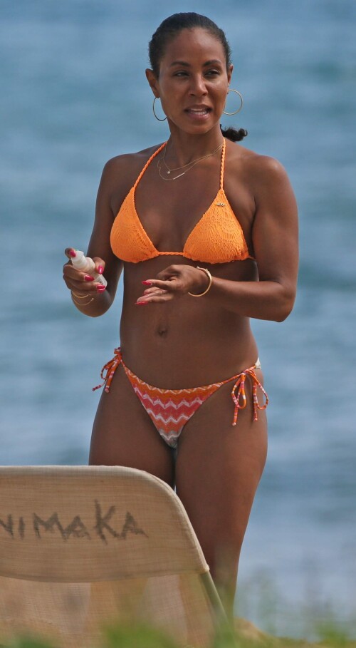 Jada-Pinkett-Smith-Bikini-candids-on-vacation-in-Hawaii-031-4.jpg