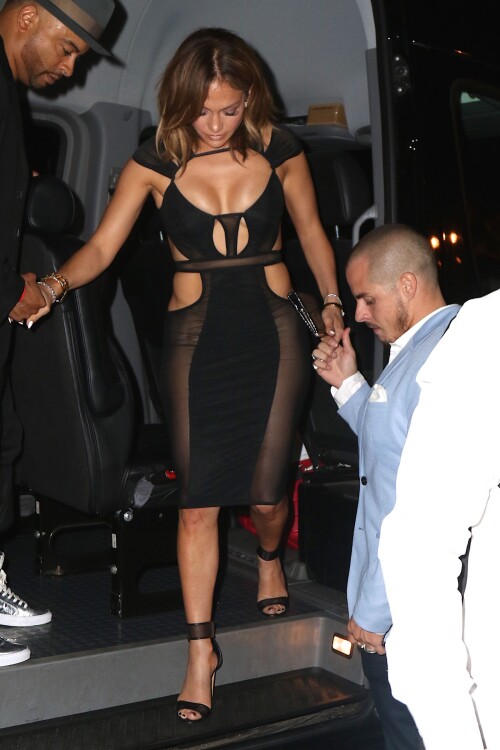 Jennifer-Lopez---her-46th-birthday-at-1-Oak-Nightclub-in-NY-24.07.2015_41.md.jpg