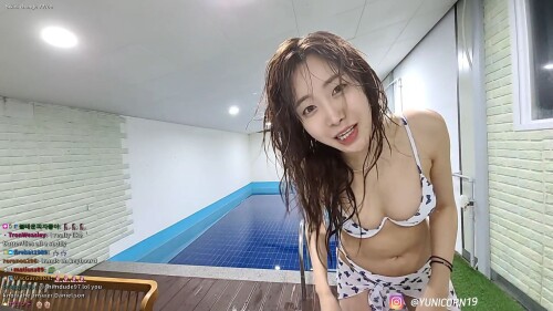 Yuni-put-your-hands-up.mp4_snapshot_01.06.828.md.jpg