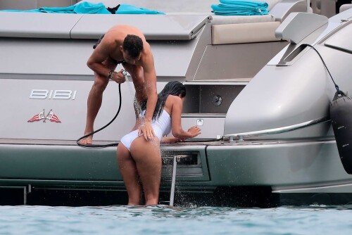 nicole-scherzinger-spotted-in-a-white-bikini-while-enjoying-a-day-with-boyfriend-grigor-dimitrov-on-a-yacht-in-saint-tropez-france-220718_13.md.jpg